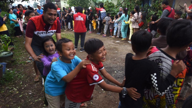 Relawan Pertamina Peduli mengajak bermain anak-anak korban terdampak gempa Cianjur.