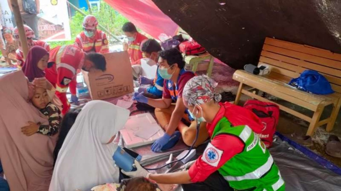 Sinar Mas melakukan penyuluhan kesehatan untuk korban gempa Cianjur