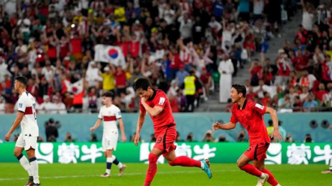 Pemain Korea Selatan, Kim Young-gwon rayakan gol ke gawang Portugal