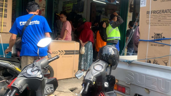 Warga mendatangi toko elektronik untuk membeli STB di Bandung, Jabar.