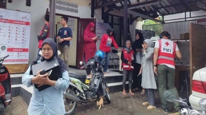 Relawan PMI Cianjur, Jawa Barat, berhamburan keluar karena merasakan gempa