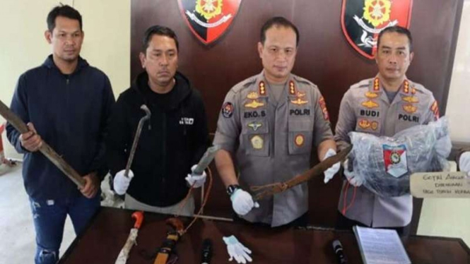 Polisi menunjukkan barang bukti kasus penganiayaan anggota Polri