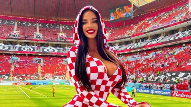 Mantan Miss Kroasia, Ivana Knoll, pakai baju seksi di Piala Dunia 2022.