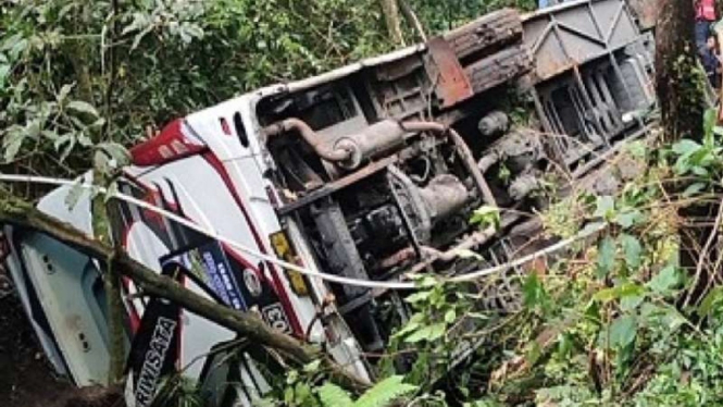 Bus wisata jatuh ke jurang di Sarangan.