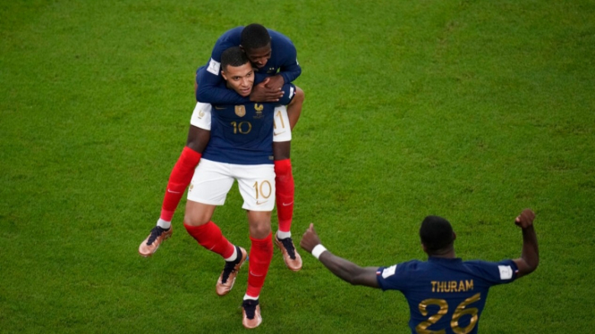 Para pemain Timnas Prancis merayakan gol.