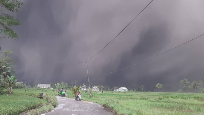 Pemandangan erupsi Gunung Semeru di Lumajang, Jawa Timur.