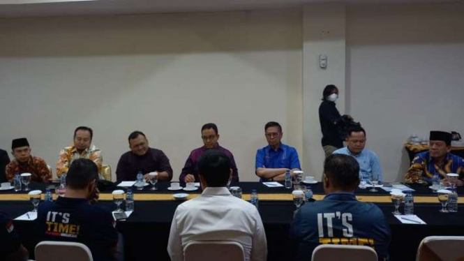 Ketua Partai Demokrat Sumatera Barat Mulyadi bersama bakal calon Presiden RI Anies Baswedan dalam pertemuan di salah satu hotel di Kota Padang pada Minggu, 4 Desember 2022.