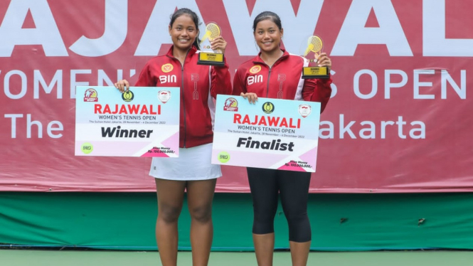Atlet kembar binaan BIN Tennis Club, Fitriana Sabrina dan Fitriani Sabatini, sabet juara dan runner up Rajawali Women's Tennis Open 2022