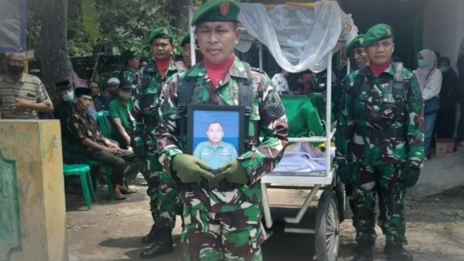 VIVA Militer: Prosesi pemakaman militer Sersan Dua Eko Haryono.