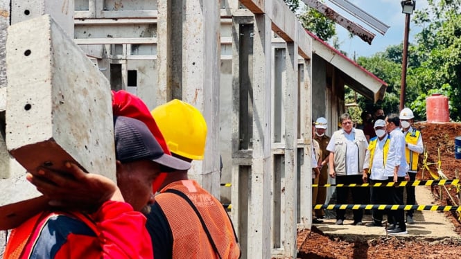 Presiden Jokowi Tinjau Progres Pembangunan Rumah Tahan Gempa di Cianjur