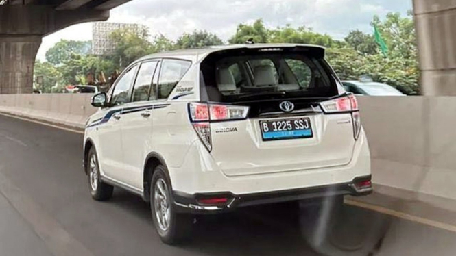 VIVA Otomotif: Mobil listrik Toyota Kijang Innova EV dites di jalan tol.