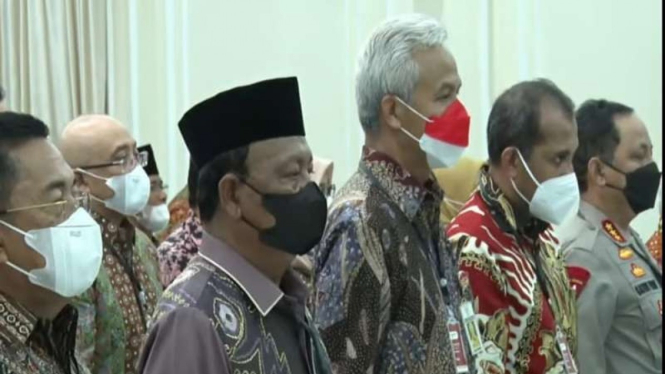 Gubernur Jawa Tengah Ganjar Pranowo (masker merah putih)