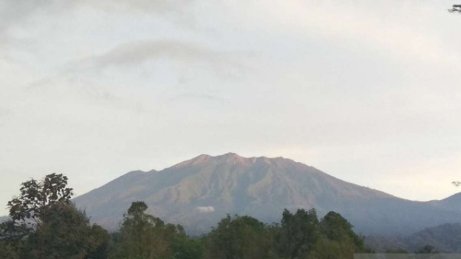 Gunung Raung yang terpantau dari Pos Pengamatan Gunung Raung di Kabupaten Banyuwangi, Jawa Timur, pada Minggu, 31 Juli 2022.