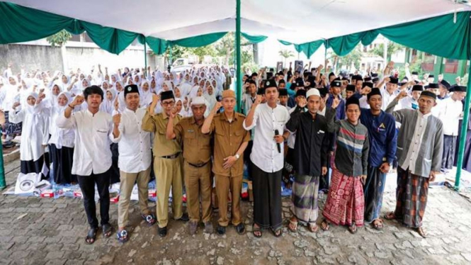 Ratusan santri di Bekasi menggelar doa bersama di Pondok Pesantren (Ponpes)