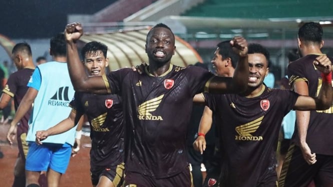 Pemain PSM Makassar merayakan gol