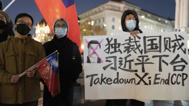 Warga China menggelar aksi demonstrasi di Freedom Plaza di Washington, Amerika Serikat, Minggu 4 Desember 2022.