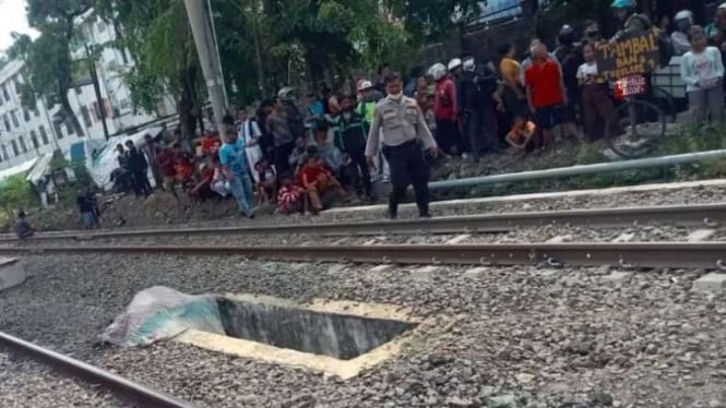 Pemotor, AG, 60 tahun, tewas tertabrak kereta api di Mangga Dua, Jakarta.