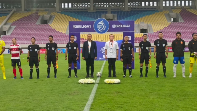 Ketum PSSI, Mochamad Iriawan, dan PT LIB di Stadion Manahan Solo jelang kick off Madura United vs PSIS Semarang usai Liga 1 dapat izin kembali digulirkan