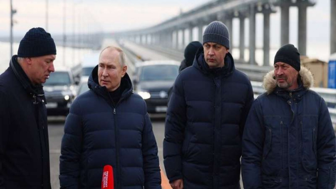 Presiden Rusia Vladimir Putin mengunjungi Jembatan Krimea