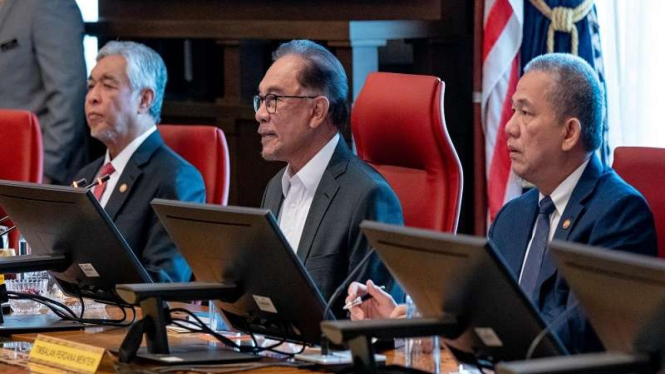 PM Malaysia Anwar Ibrahim memimpin rapat kabinet baru