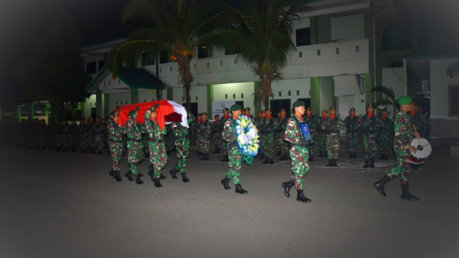 VIVA Militer: Pemberangkatan jenazah Sertu Satria.