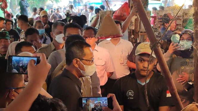 Pj Gubernur Jakarta Heru Budi Hartono kunjungi Pasar Kramat Jati, Jaktim.