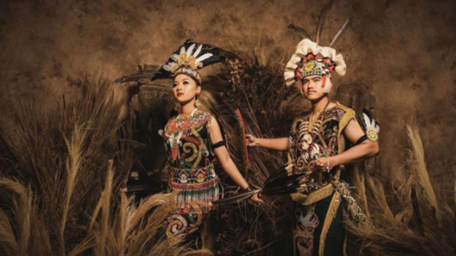 Kaesang dan Erina gunakan konsep prewedding dengan pakaian adat Kalimantan Timur