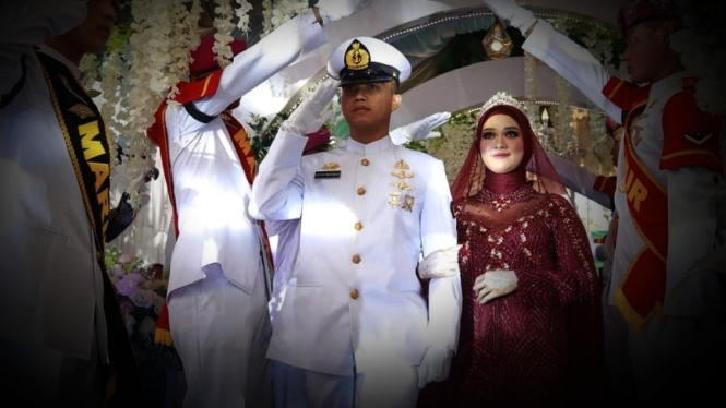 VIVA Militer: Prosesi pernikahan militer Sarda Marinir Gayuh.