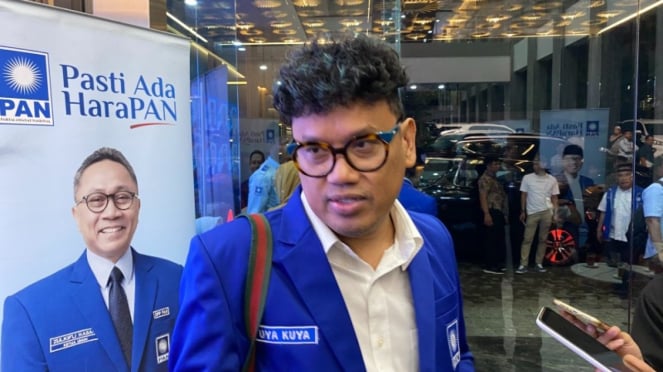 Artis Uya Kuya, bergabung menjadi kader Partai Amanat Nasional (PAN).