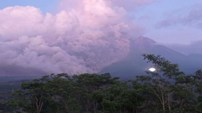 Awan Panas Guguran (APG) Gunung Semeru di Kabupaten Lumajang, Jawa Timur, Minggu, 4 Desember 2022.