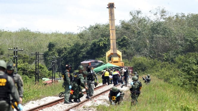Tim penjinak bom memeriksa bagian rel kereta yang rusak terkena bom di Thailand 