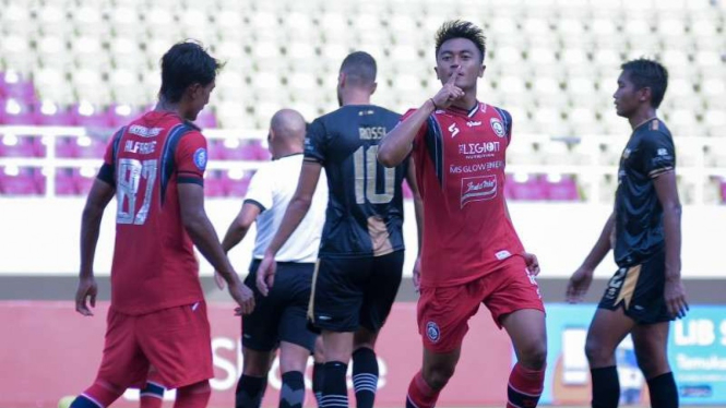 Pemain Arema FC rayakan gol Rizky Dwi Febrianto.