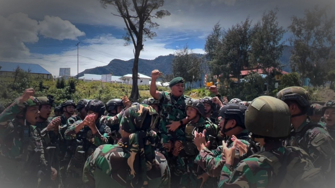 VIVA Militer: Pasukan Yonif Para Raider 305/Tengkorak bersama Mayjen TNI Bobby