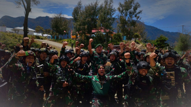 VIVA Militer: Pasukan Yonif Para Raider 305/Tengkorak bersama Mayjen TNI Bobby