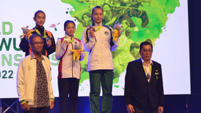Kylie Suyoto Kwok (tengah) menambah medali emas untuk Indonesia di Kejuaraan Dunia Wushu Junior 2022