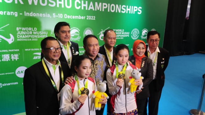 Menpora Zainudin Amali beserta jajaran PB WI dan peraih medali emas Kejuaraan Dunia Wushu Junior 2022, Thalia dan Ivana