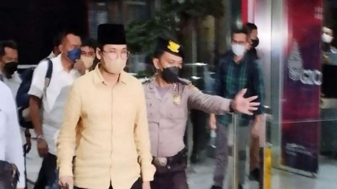 Bupati Bangkalan Abdul Latif Amin Imron tiba di gedung KPK, Rabu malam
