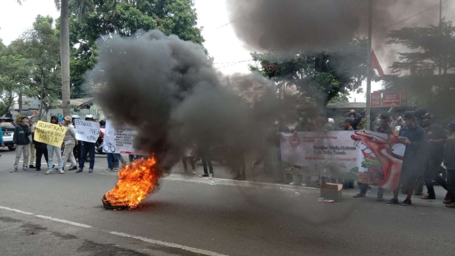 Seorang kakek bernama Mansyur Rudi Yusuf, bersama warga dan aliansi mahasiswa, berunjuk rasa di depan Pengadilan Agama, Kota Bogor, Jawa Barat, Rabu, 7 Desember, untuk menolak eksekusi pengadilan atas tanah wakaf warisan keluarganya.