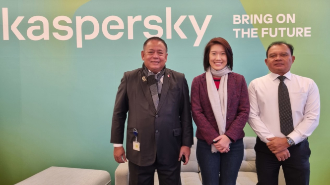 Head of Government Affairs and Public Policy Kaspersky for Asia-Pacific, Japan, Middle East, Turkiye and Africa Regions, Genie Sugene Gan (tengah) bersama BSSN.
