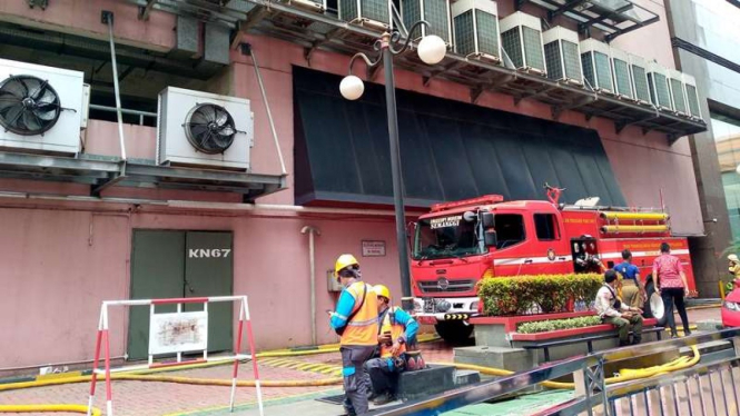 Mobil pemadam kebakaran di dalam kantor Kemenkumham RI 