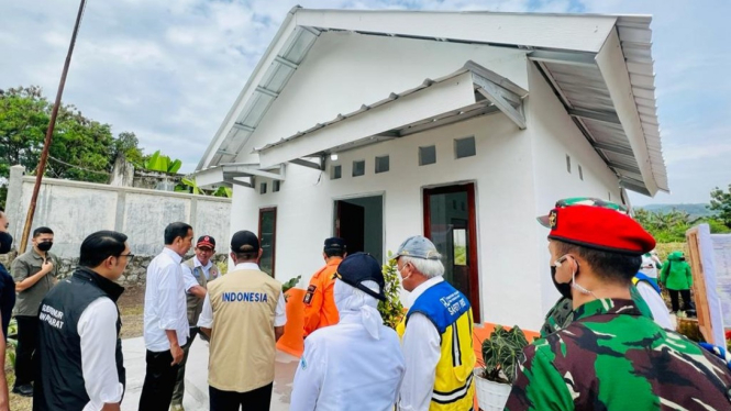 Presiden Jokowi tinjau rumah contoh tahan gempa di Yonif Raider 300, Cianjur