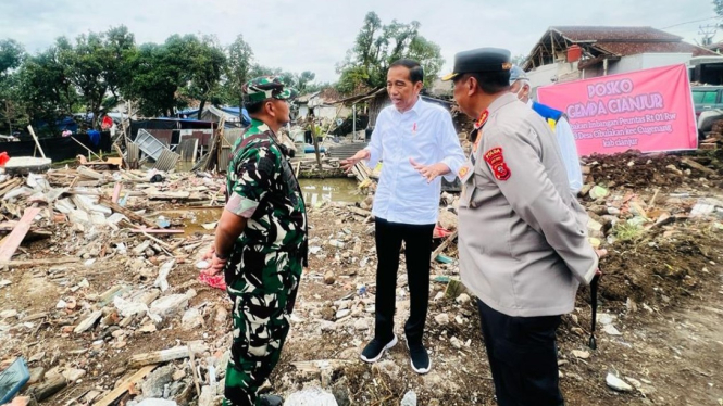 Presiden Jokowi bersama Mayjen TNI Kunto Arief Wibowo dan Irjen Pol. Suntana