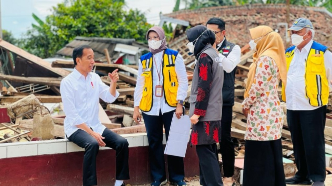 Jokowi tinjau SDN Sukamaju 1 di Desa Benjot yang terdampak gempa Cianjur