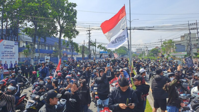 Aremania penuhi jalan Malang selama 135 menit tuntut usut Tragedi Kanjuruhan
