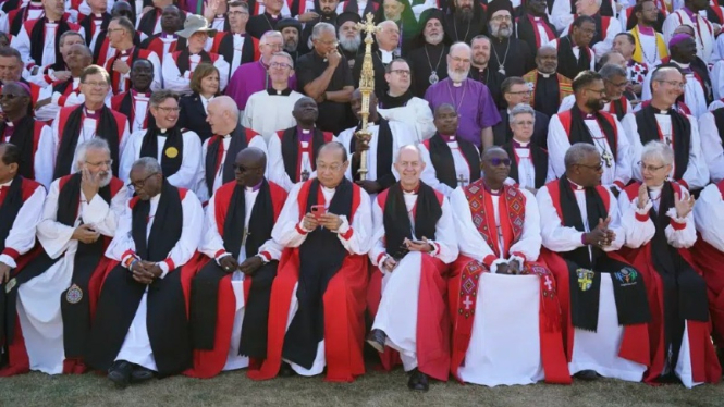 Uskup Agung Canterbury Justin Welby, barisan depan, kanan tengah berfoto bersama para uskup dari seluruh dunia di Universitas Kent, selama Konferensi Lambeth ke-15, di Canterbury, Inggris.