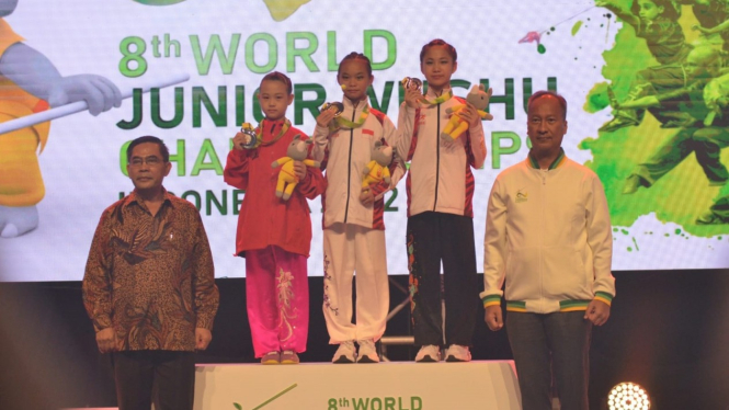 Atlet wushu Indonesia, Annasera Zahraa Haryoso (tengah) meraih medali emas di Kejuaraan Dunia Wushu Junior 2022