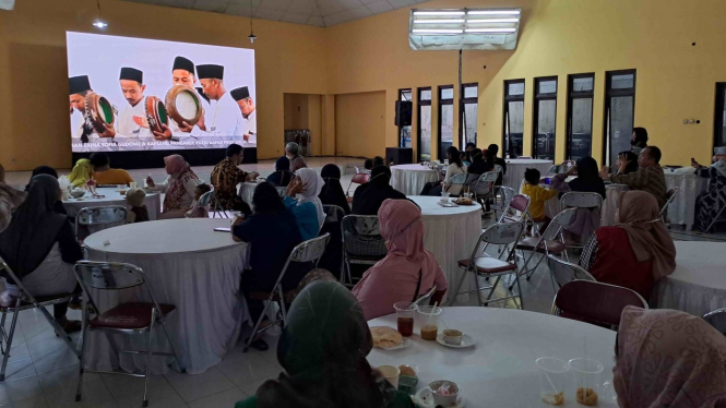 Warga Gelar Nonton Bareng Prosesi Pernikahan Kaesang dan Erina