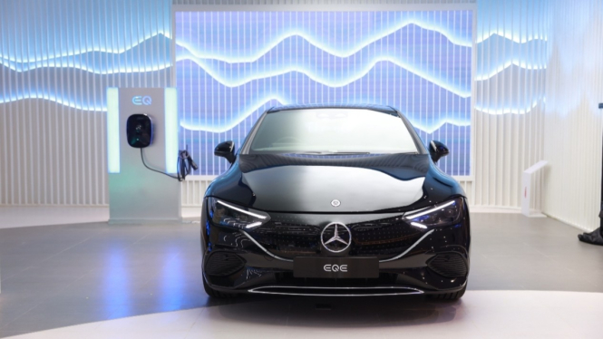 Mobil listrik Mercedes-Benz EQE resmi dijual