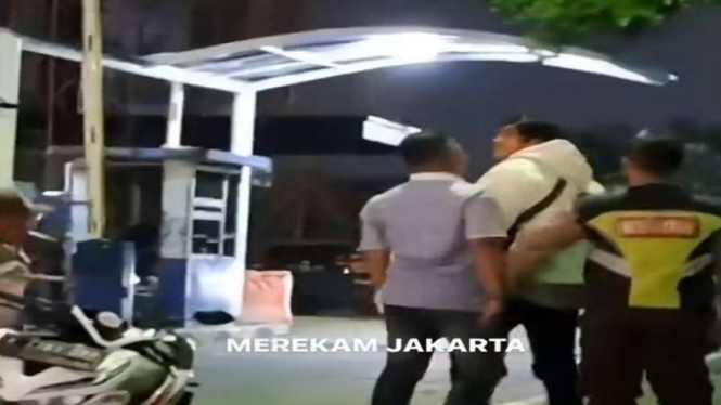 Viral pengendara mobil cekcok dengan pemotor