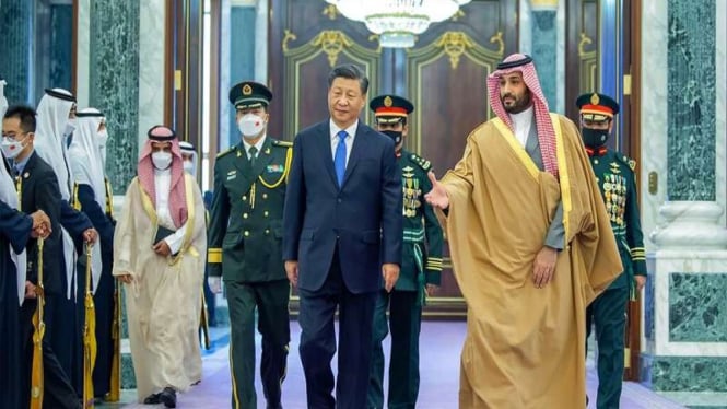 Presiden China Xi Jinping disambut oleh Putra Mahkota Saudi Mohammed bin Salman,